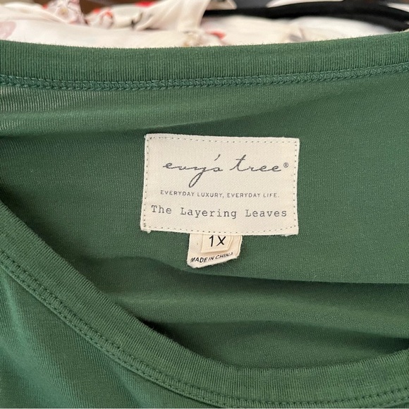 Evy’s Tree The Layering Leaves Top Women's Size 1X Green Ruched Side Long Sleeve - Picture 6 of 6